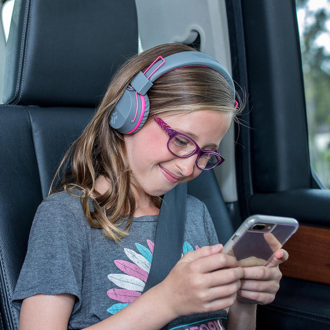 Jlab JBuddies Cuffie Bluetooth senza fili per bambini Microfono integrato, 13 ore tempo di riproduzione, Pieghevole per un facile stoccaggio su viaggio (IEUHBSTUDIORGRYBLU4)